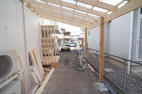 屋根付き駐輪場。原付きバイク、自転車のいずれか1台無料で駐車できます。