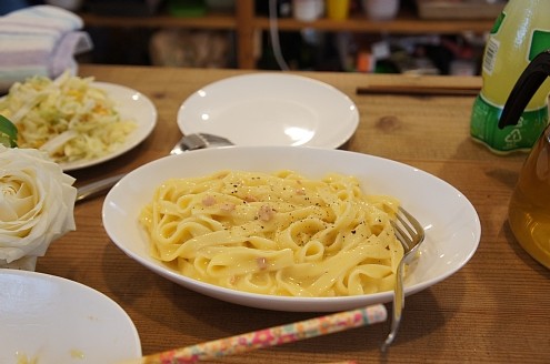 "コールスローや生パスタのカルボナーラなども頂きました。これまた美味しいです！生パスタ特有の小麦粉の甘みを感じることができるカルボナーラでした。その後、デザートにぶどうとお茶もご提供頂きました。弊社にとってはかなり贅沢なランチとなりました！